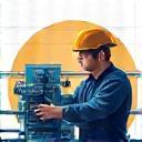 機械を設置している作業員の画像